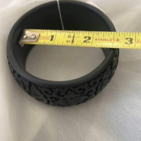 Black Cinnabar resin bangle bracelet - Picture 4 of 6